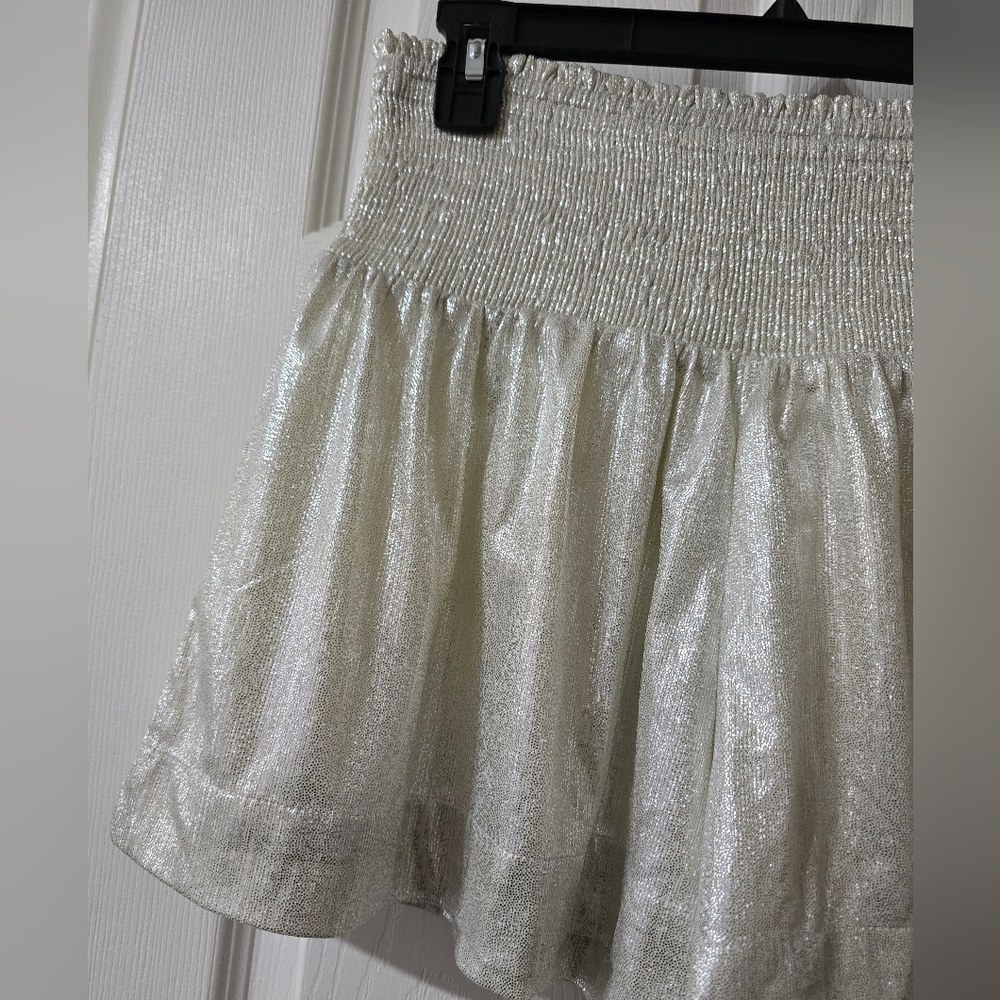 TCEC Smocked Waist Flowy Shorts, Pearly White w/Metallic Silver Accents, EUC! - Picture 4 of 11